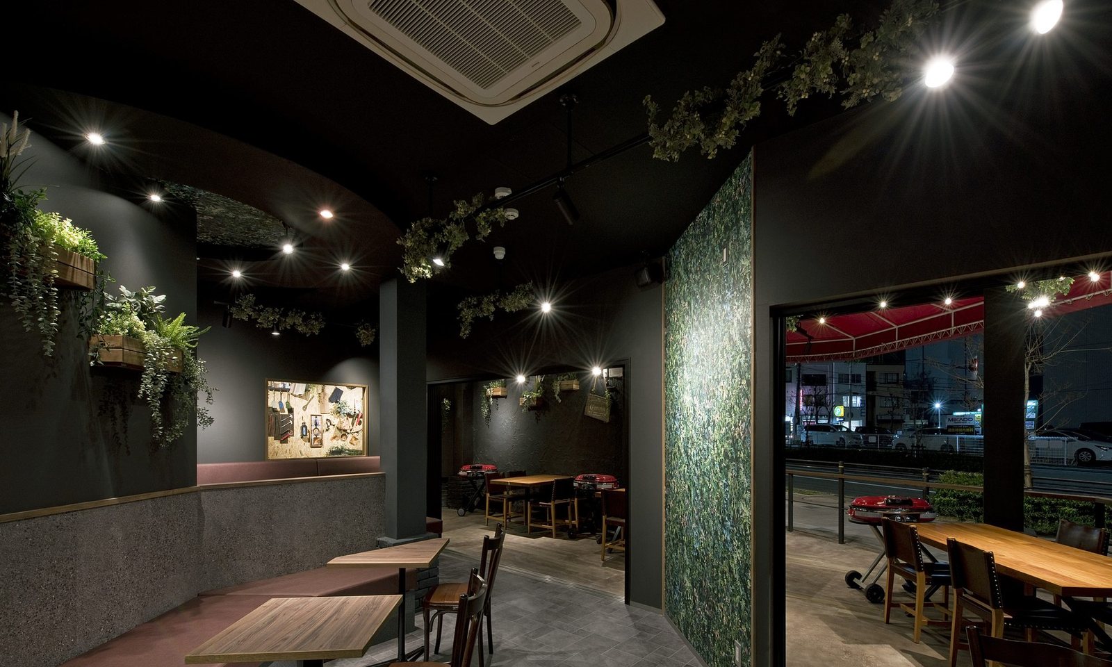 WINE VILLAGEの店内。テラスに面したテーブル席