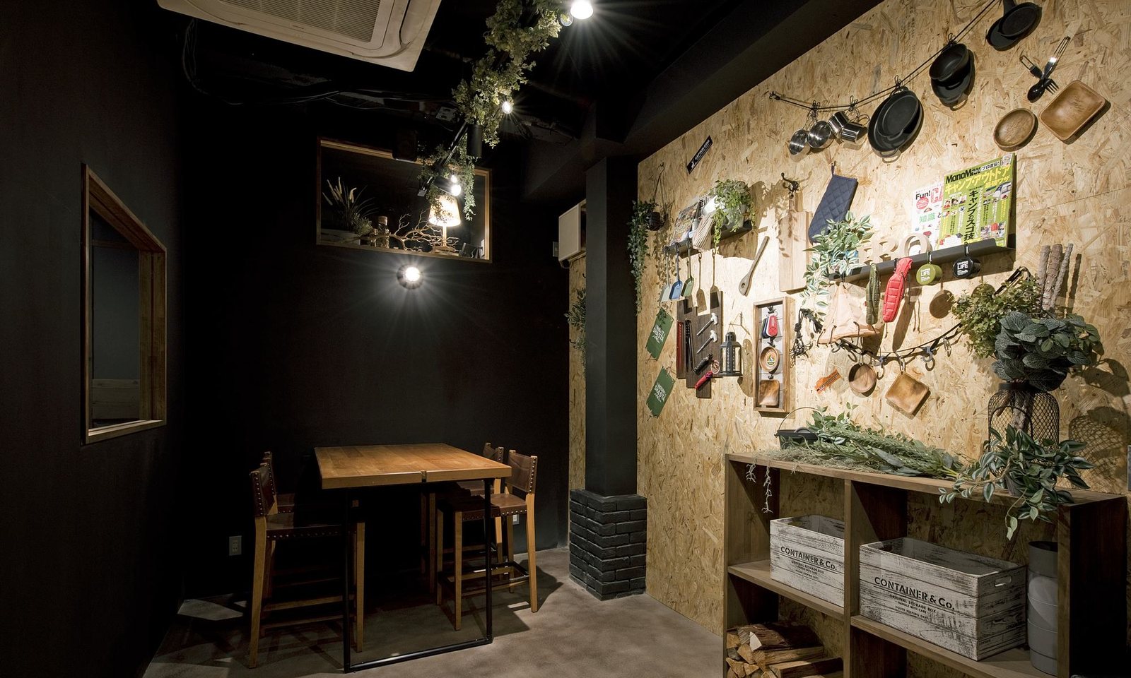 WINE VILLAGEの半個室。土壁と道具を飾った壁